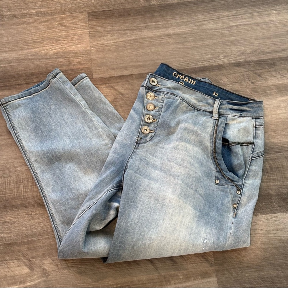 Cream distressed & faded denim cropped jeans NWOT size 32 gorgeous buttons!